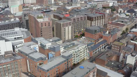 disparo de drone alejándose de los edificios en el centro de la ciudad de liverpool 05