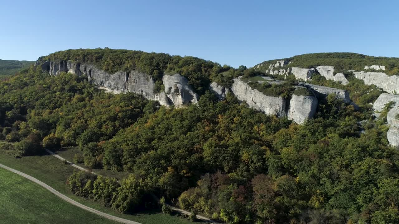 vista aérea de majestuosas montañas rocosas y bosques