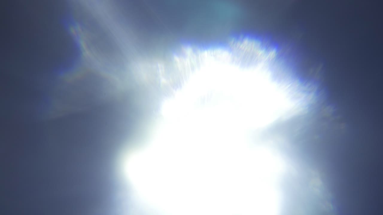 Heller Lichtleck- und Lens Flare-Übergang auf dunklem Hintergrund