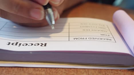 hand writing a receipt