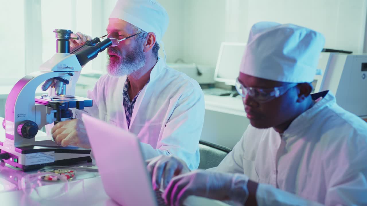 Scientifiques diversifiés collaborant à la recherche dans un laboratoire moderne