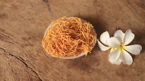 comida dulce tradicional india urad dal laddu también conocida como laddoo, ladoo, laddo son dulces en forma de bola hechos de mantequilla, frutas secas, fenogreco y otras especias