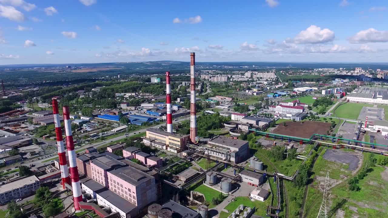 воздушный вид промышленного завода и городского пейзажа