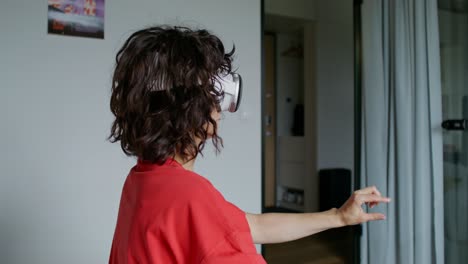 mujer usando auriculares vr en un entorno doméstico