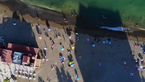 drone disparado desde arriba sobre una playa llena de gente