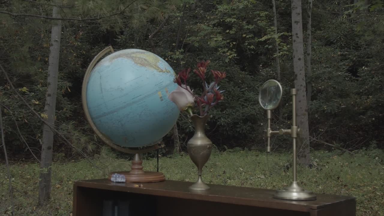globo terráqueo y antigüedades en la mesa del jardín