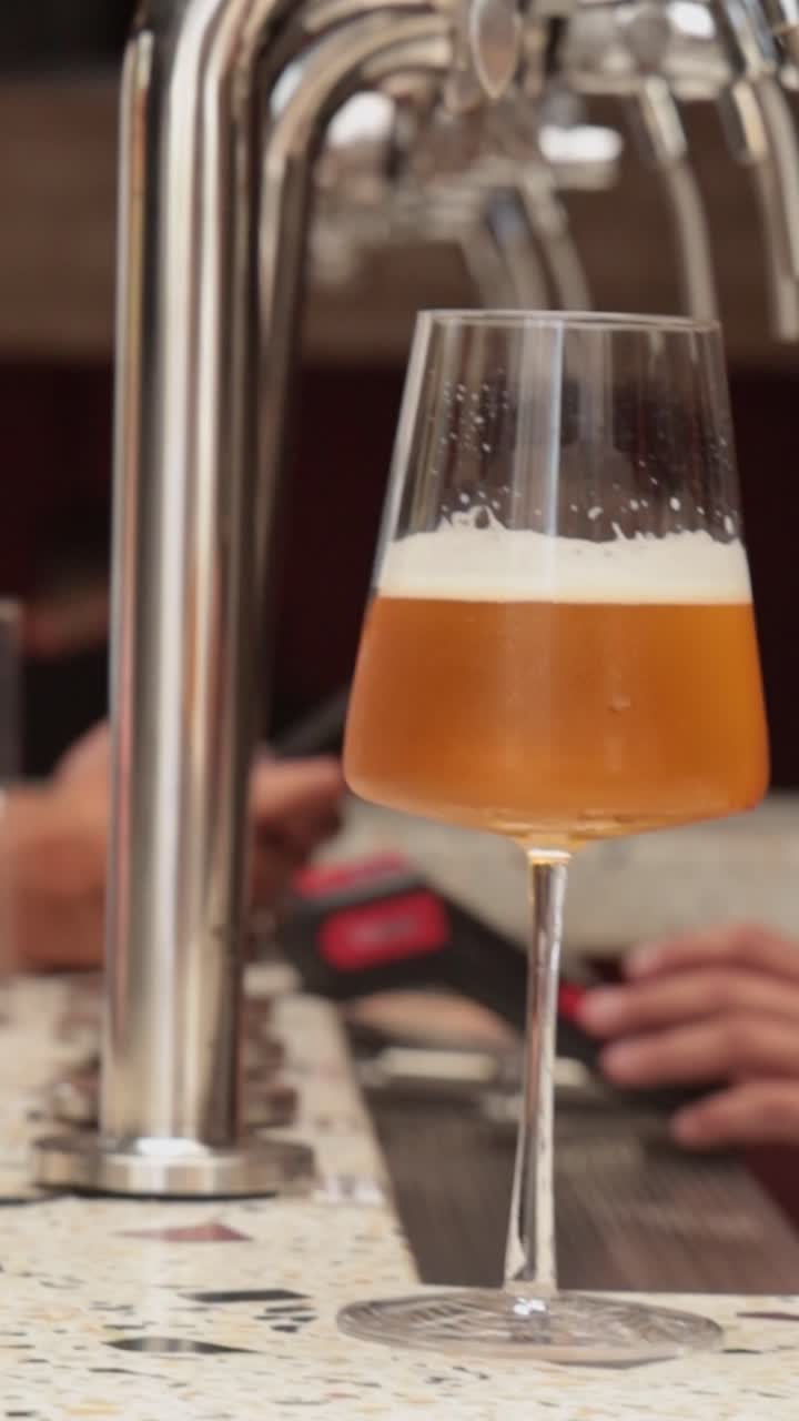Una birra alla spina al bar