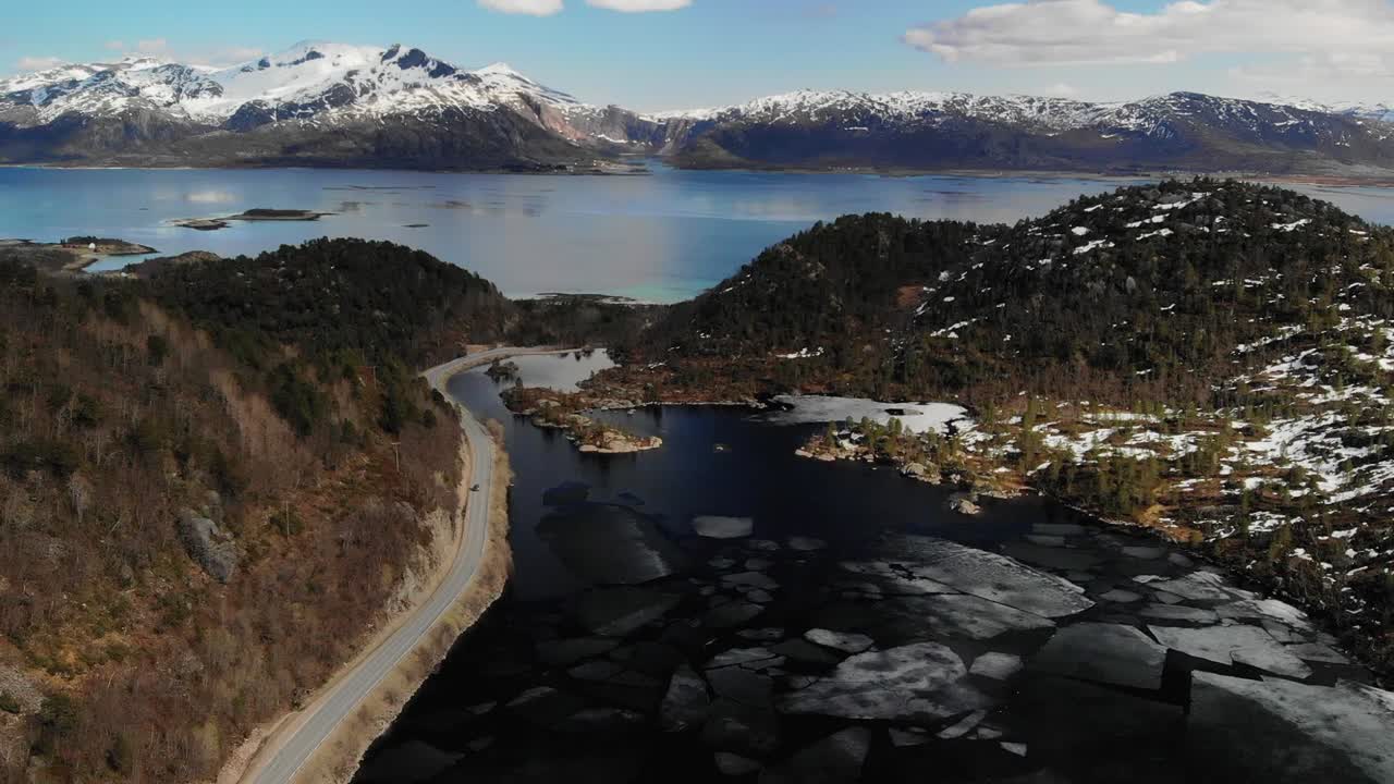 capa de hielo derretida de un lago en medio de un hermoso valle