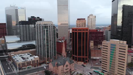 panorámica aérea corta del centro de denver justo después del amanecer
