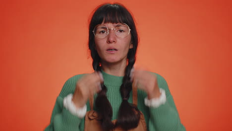 화가 나서 겁에 질린 젊은 여성 손 ⁇ 을  ⁇ 는, 걱정되는 느낌 심각한 문제에 대해 긴장, 스트레스, 공황