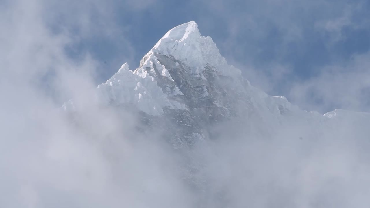 Primo piano della cima rocciosa e ghiacciata del Langtang Lirung contro un cielo blu
