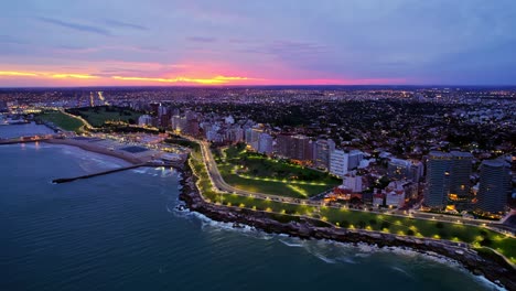 aproximación aérea del parque frente al mar en la ciudad de mar del plata al atardecer, argentina