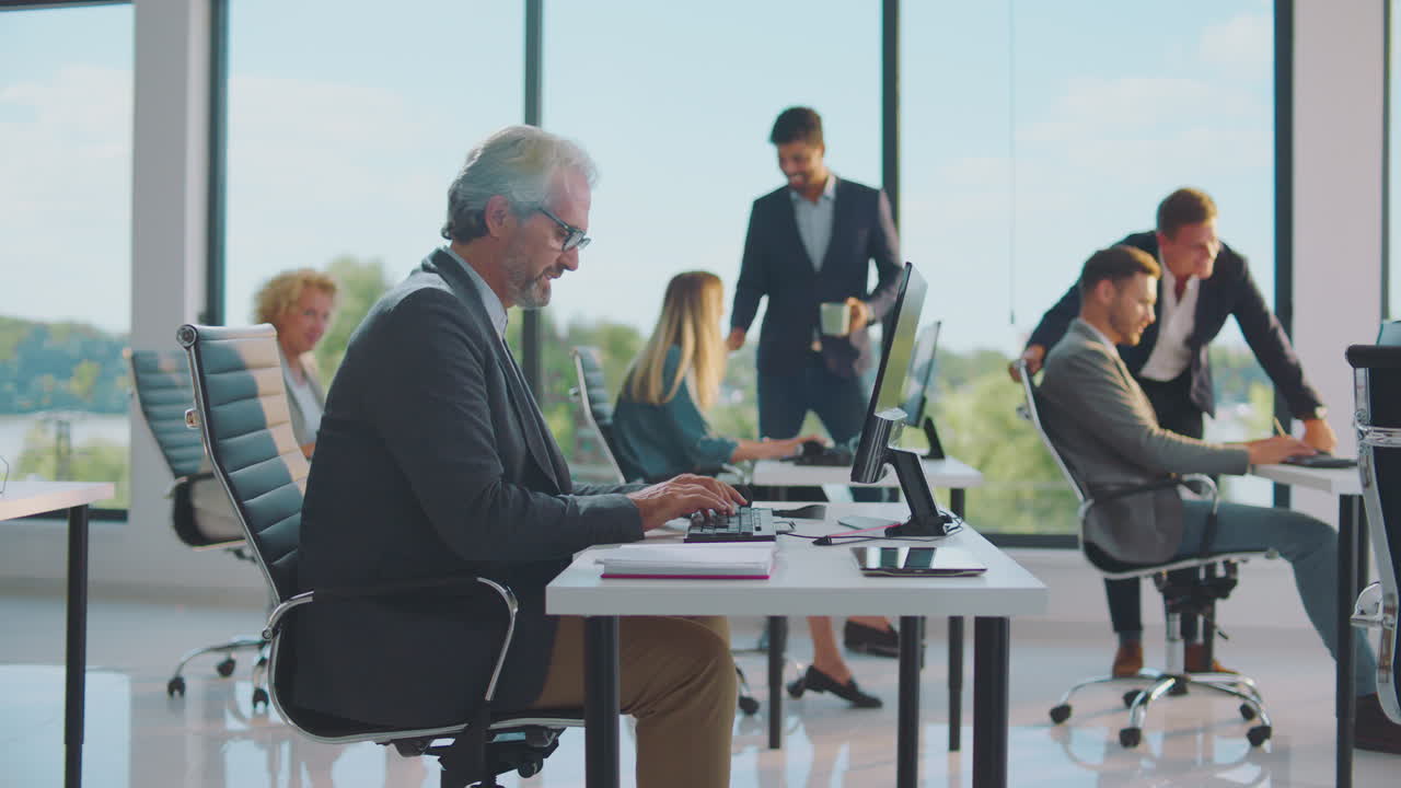 Geschäftsleute, die im Büro arbeiten