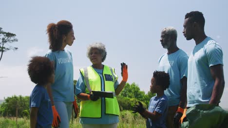 voluntarios recogiendo basura y reciclando