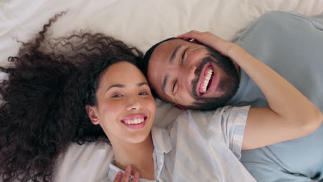 amor, arriba y la cara de una pareja feliz en la cama