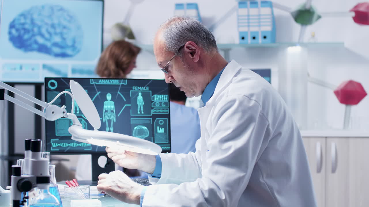 Científico trabajando en un laboratorio