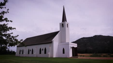 une chapelle dans un cadre champêtre