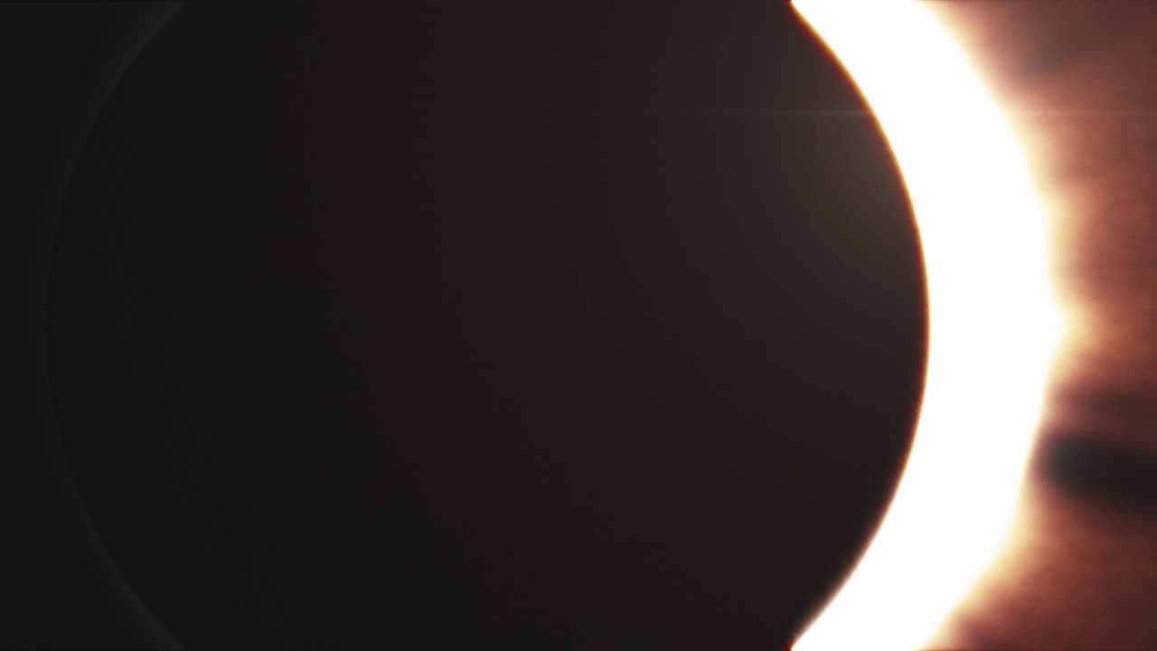 eclipse solar total, el sol detrás de la luna