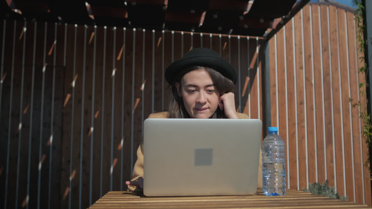 mujer trabajando en una computadora portátil al aire libre
