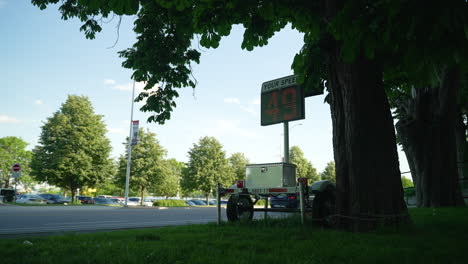 Weitwinkel-Des-Digitalen-Geschwindigkeitsschilds-Und-Vorbeifahrender-Fahrer-Im-Hintergrund