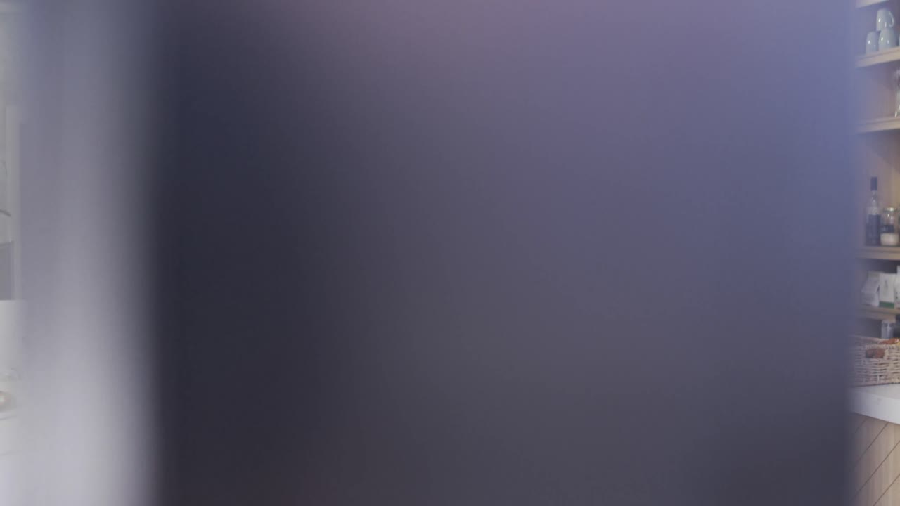 video de una mujer y un hombre felices y diversos bebiendo y hablando en una cafetería