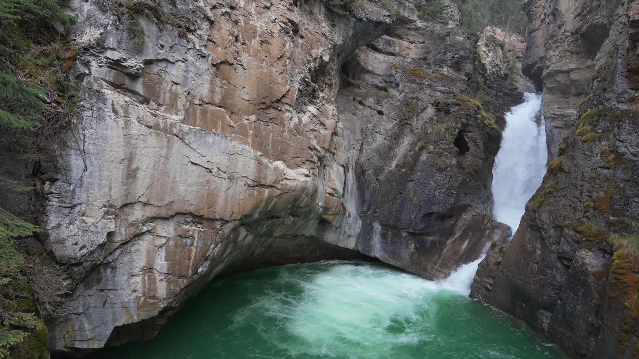 Le Cascate Inferiori di Johnston Canyon che sfociano in una pozza turchese nel Parco Nazionale di Banff.