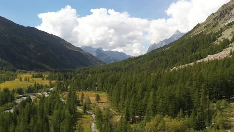 Imágenes-Aéreas-De-Drones-De-4k-Sobre-Un-Valle-De-Río-Alpino