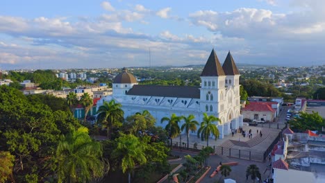 Drone-flight-towards-Catedral-de-Santiago-Apostol,-Dominican-Republic