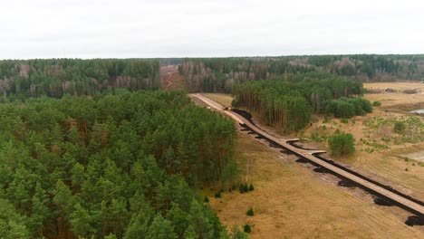 Camino-De-Grava-Recién-Construido-En-El-área-Del-Bosque,-Vista-Aérea-De-Drones