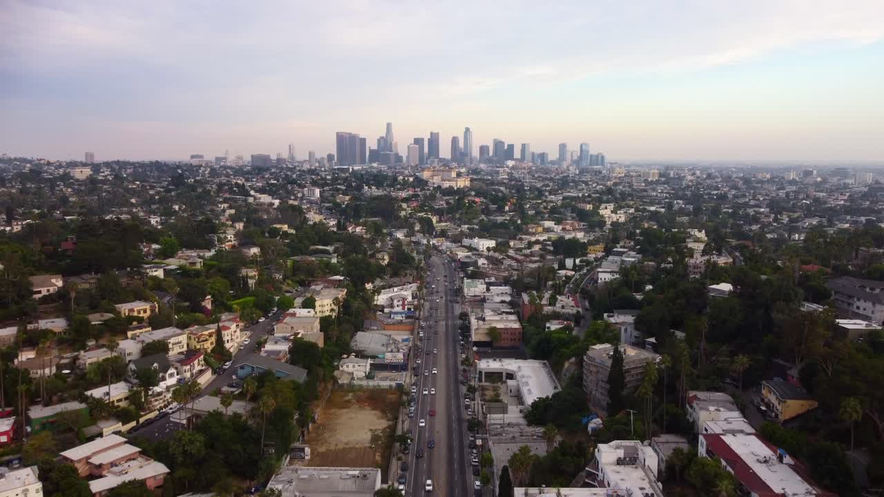 Inquadratura panoramica grandangolare con drone dei sobborghi residenziali di Los Angeles.