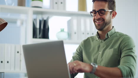 sonriendo a través del trabajo