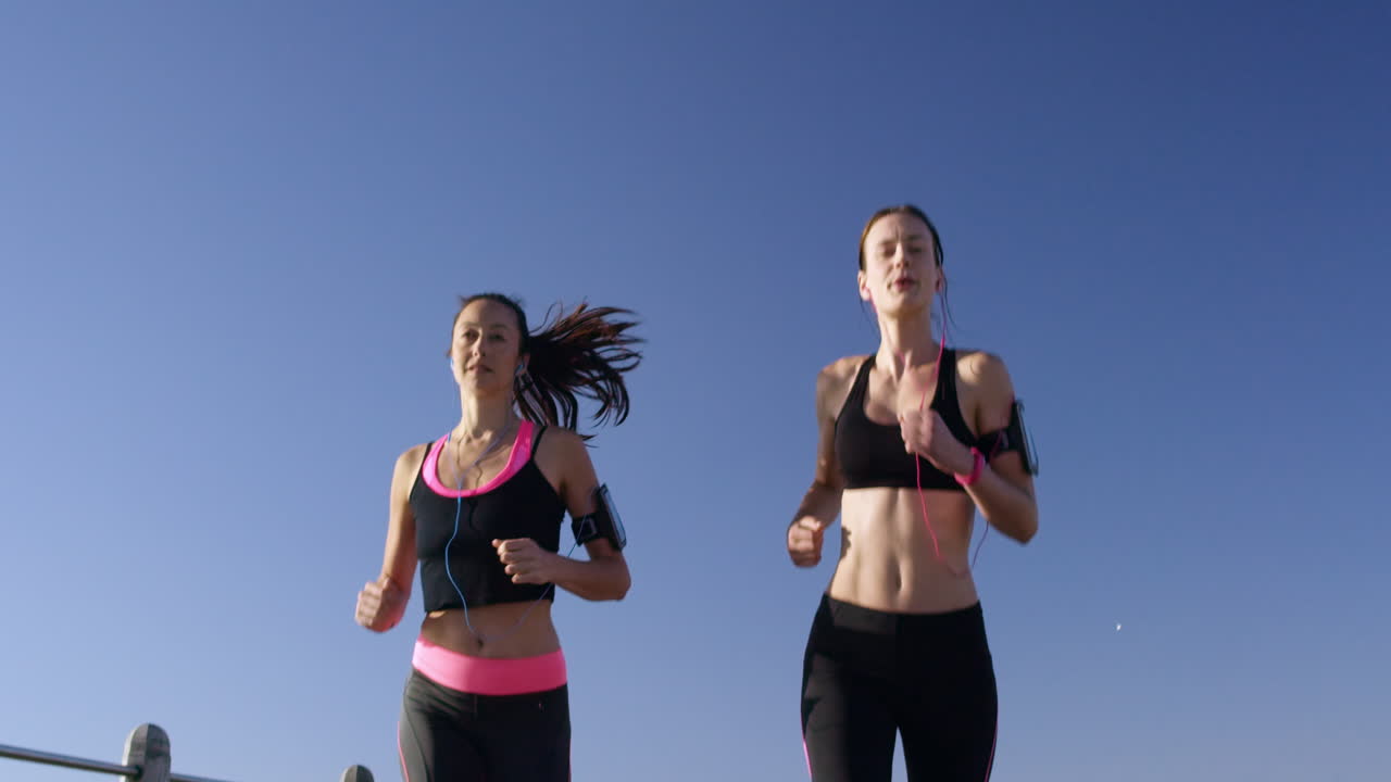amigos corriendo en el paseo marítimo para el fitness de verano