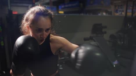 Boxerin-Boxt-Boxsack-Während-Des-Trainings-In-Handschuhen