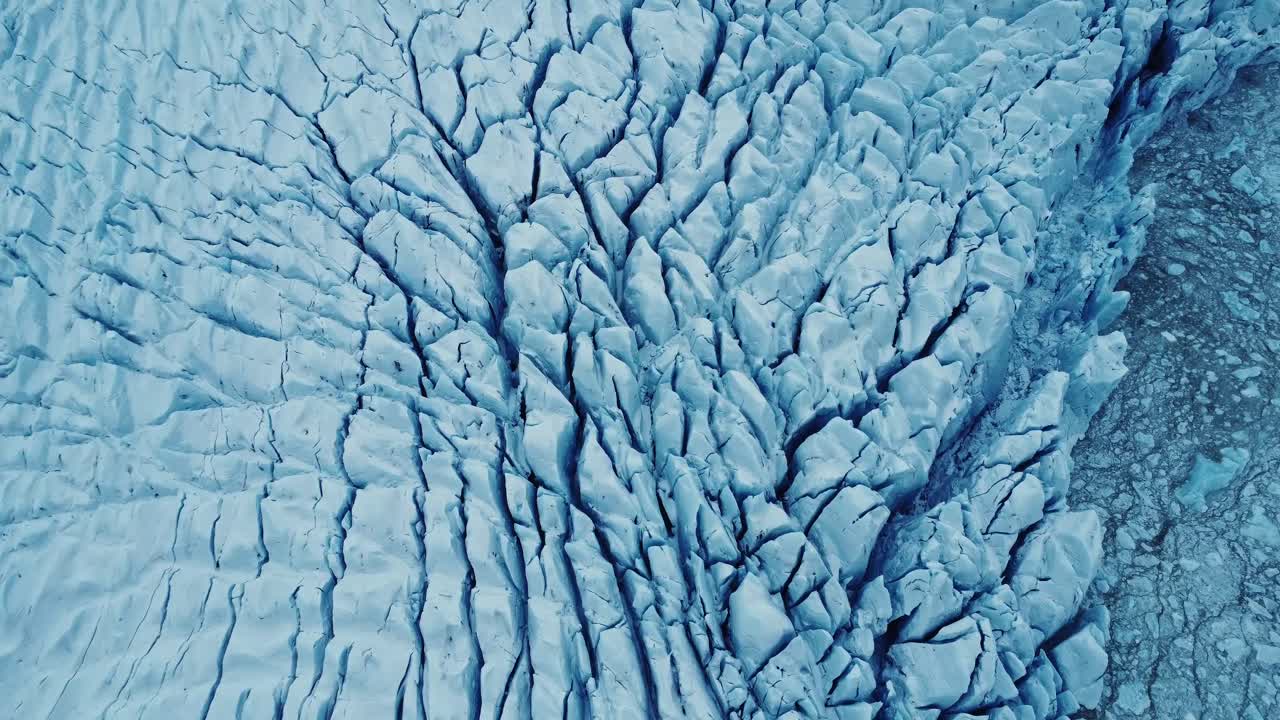 ladera de montaña nevada en un sombrío día de invierno