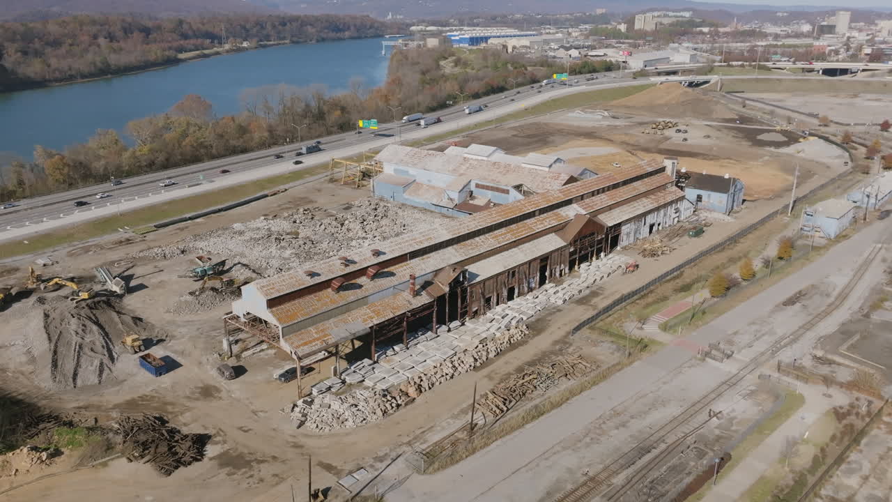 una lenta carretilla aérea hacia una vieja fábrica de acero en chattanooga, tn que está siendo renovada.
