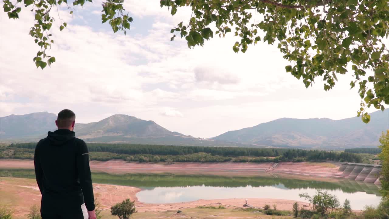 자연을 걷고 평화로운 환경을 즐기는 사람