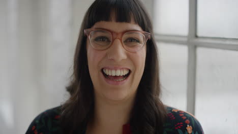 retrato de una mujer joven y elegante riendo alegremente usando gafas funky disfrutando del estilo de vida de pie junto a la ventana serie de personas reales