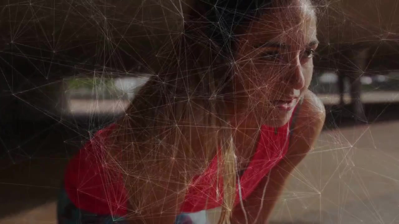 Donna con canotta rossa che si china, girando la testa mentre la telecamera zooma, con un overlay web che rivela un focus sul fitness