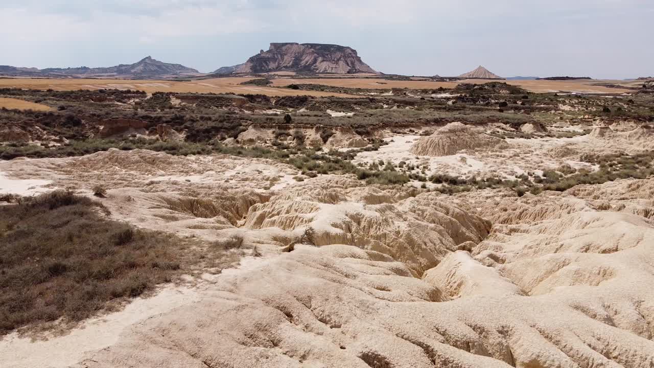 bardenas reales desert, navarre, argutaras, spain - 강바닥과 협곡이 있는 놀라운 풍경을 드론으로 볼 수 있습니다.