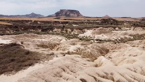 Bardenas-Reales-Wüste,-Navarra,-Argumentdas,-Spanien---Luftdrohnenansicht-Der-Erstaunlichen-Landschaft-Mit-Flussbetten-Und-Schluchten