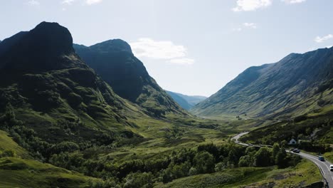 fotografía aérea de coches que pasan por el famoso valle de glencoe en escocia