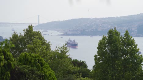 Das-Große-Schiff-Fährt-Durch-Den-Bosporus.