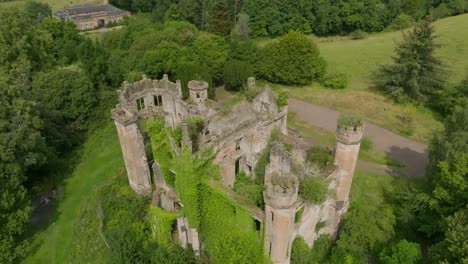 Langsam-Rotierende-Luftaufnahme-Des-Verlassenen-Priorats-Von-Cambusnethan