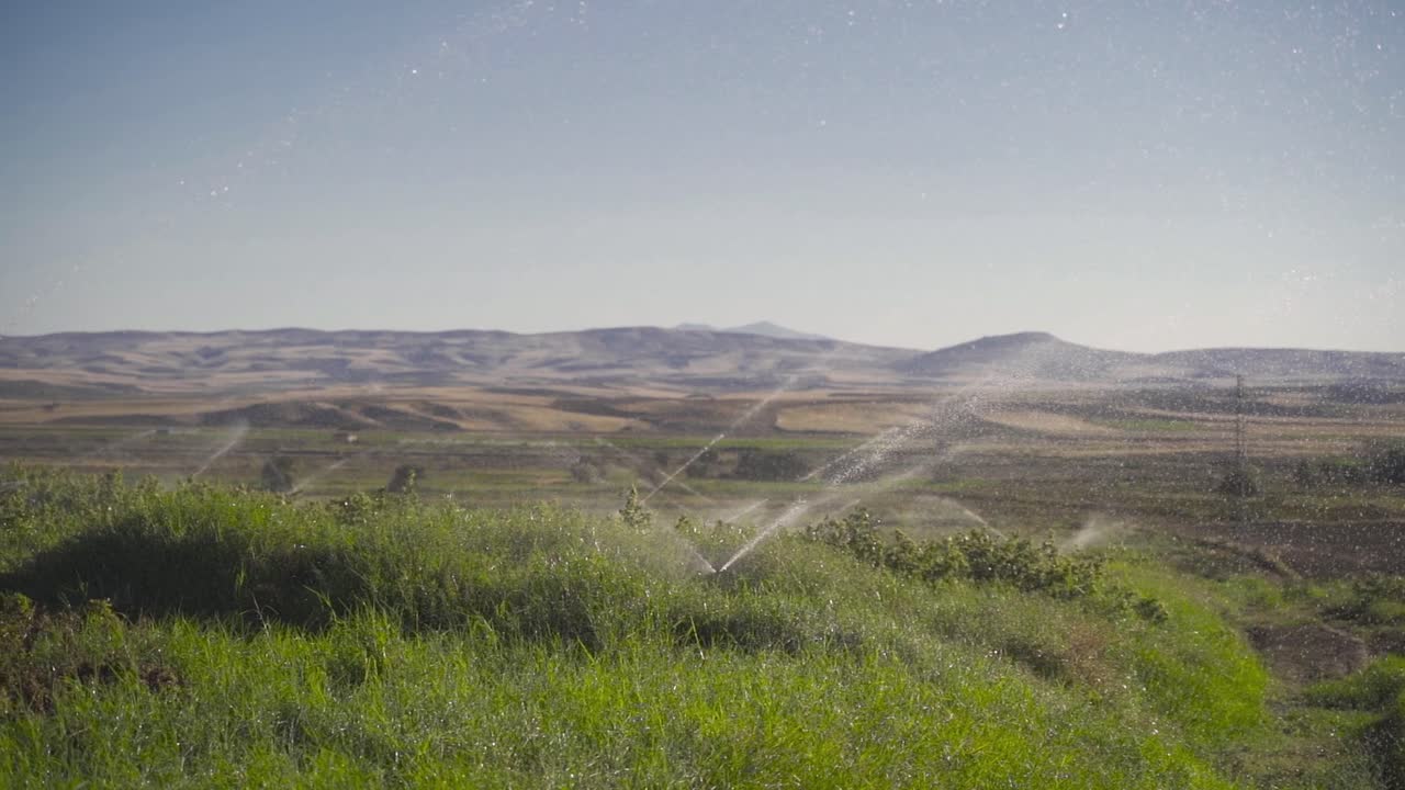 el riego agrícola en cámara lenta.