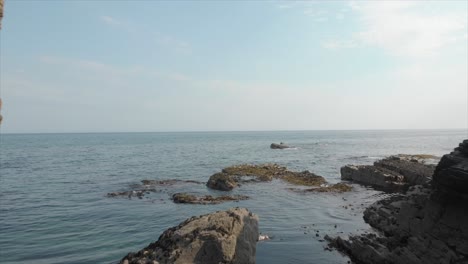 Die-Drohne-Zwischen-Felsen-Fliegen-Und-Das-Meer-Beschimpfen