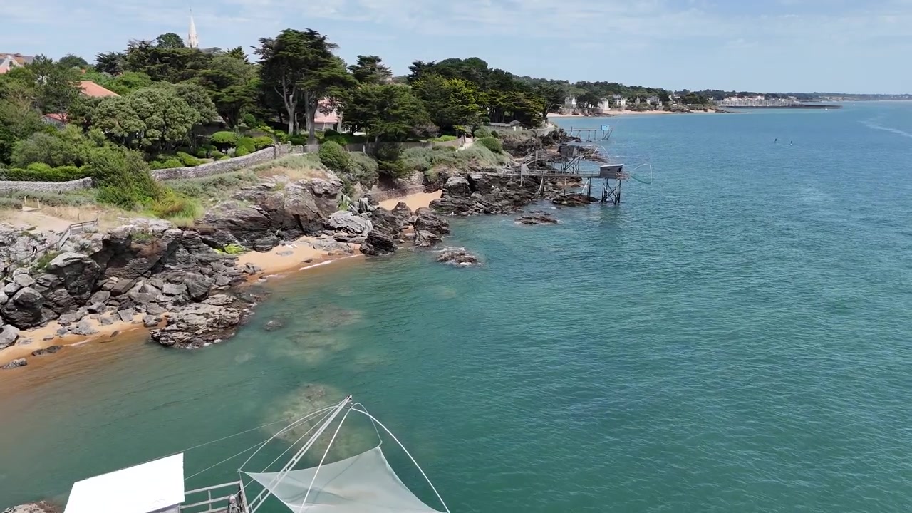 Capanne da pesca carrelet su palafitte, Pornic, Francia, vista aerea con drone