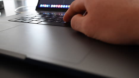 Ein-Laptop-Benutzer-Tippt-Mit-Seinen-Fingern-Auf-Einer-Tastatur,-Online-Text,-Nachricht,-Digitale-Kommunikation