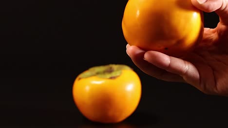 manos interactuando con la fruta del dragón en la mesa