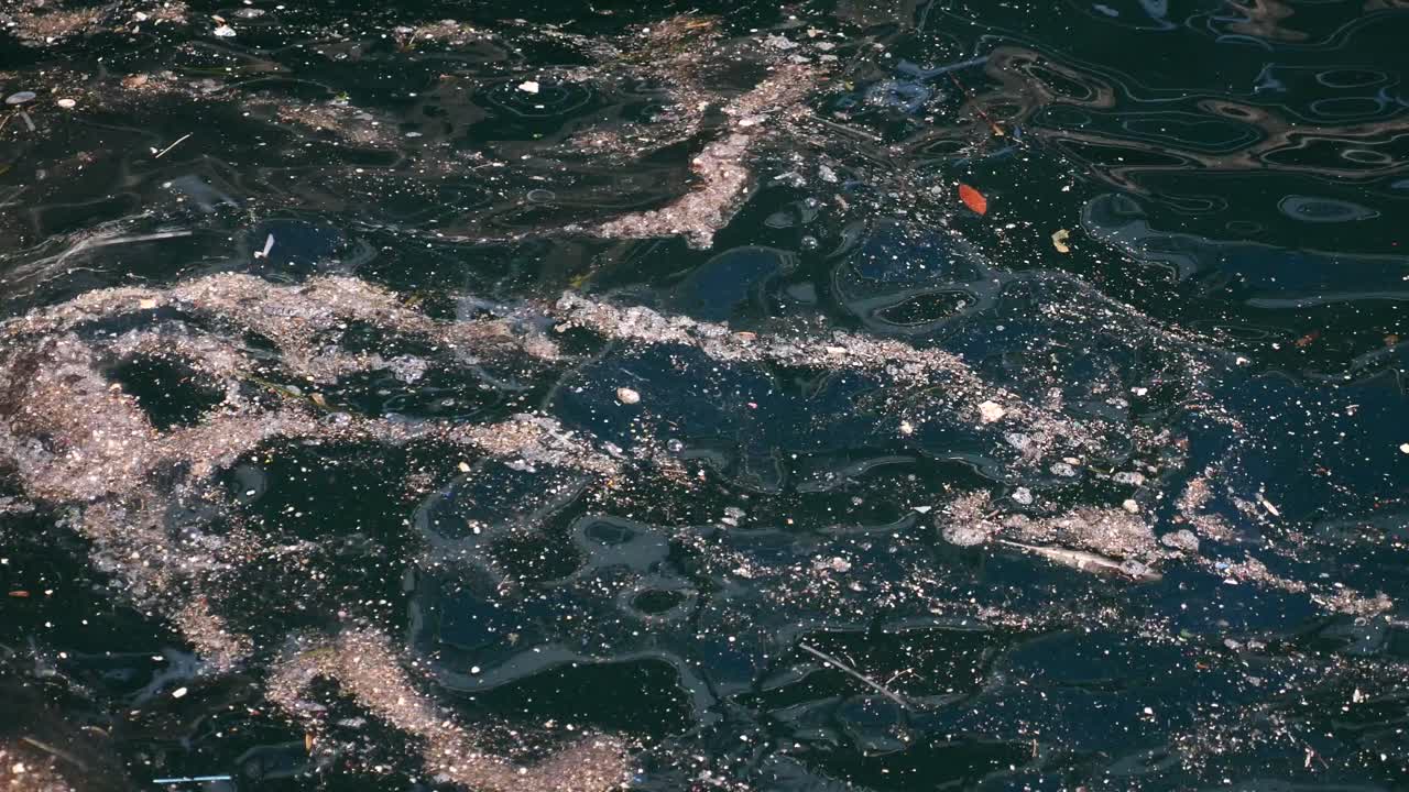 agua contaminada con escombros