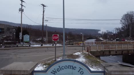 Una-Vista-De-La-Ciudad-De-Bradford,-Pennsylvania-Y-El-Cartel-De-Bienvenida